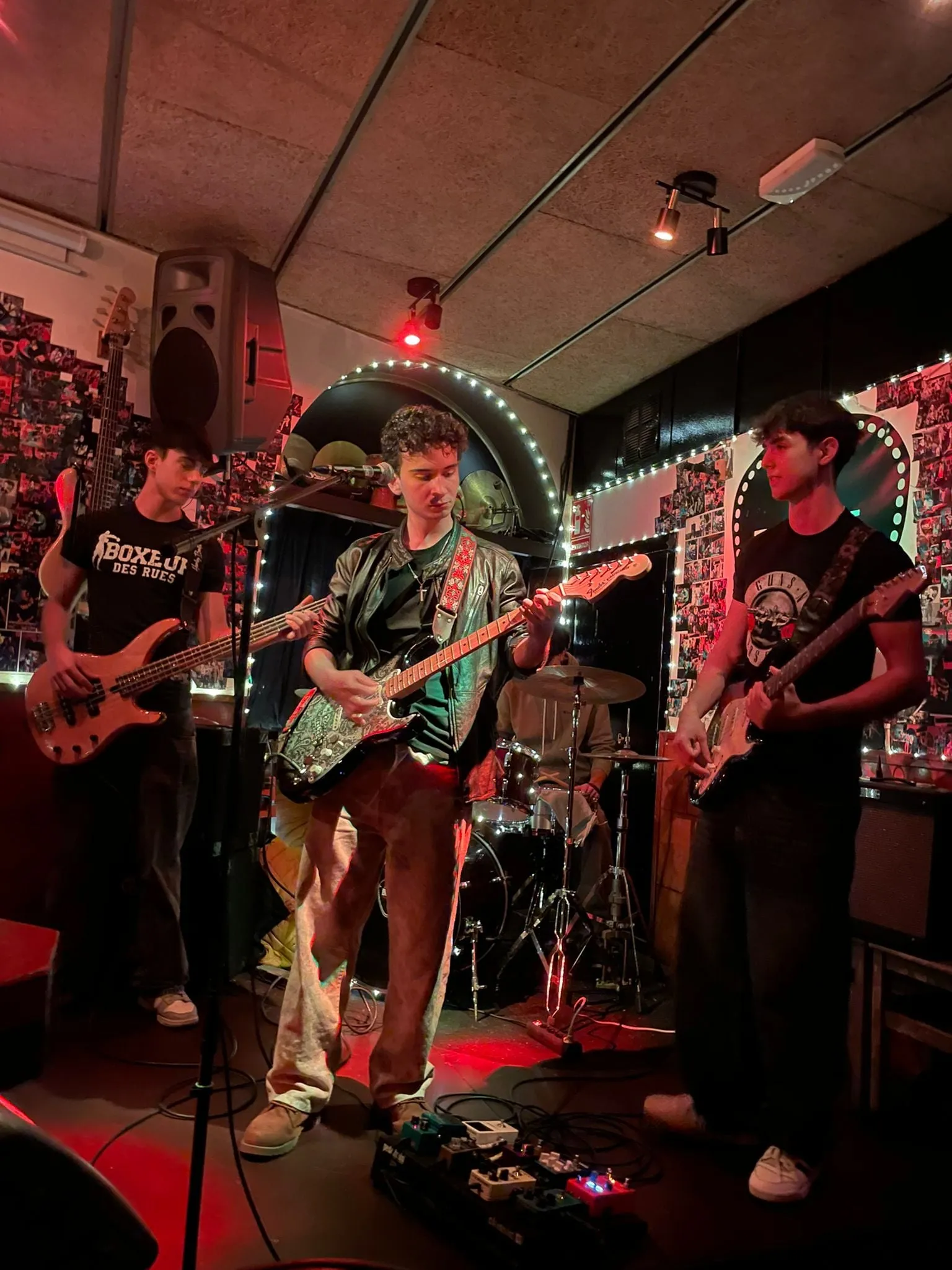 Kurakama tocando en un bar