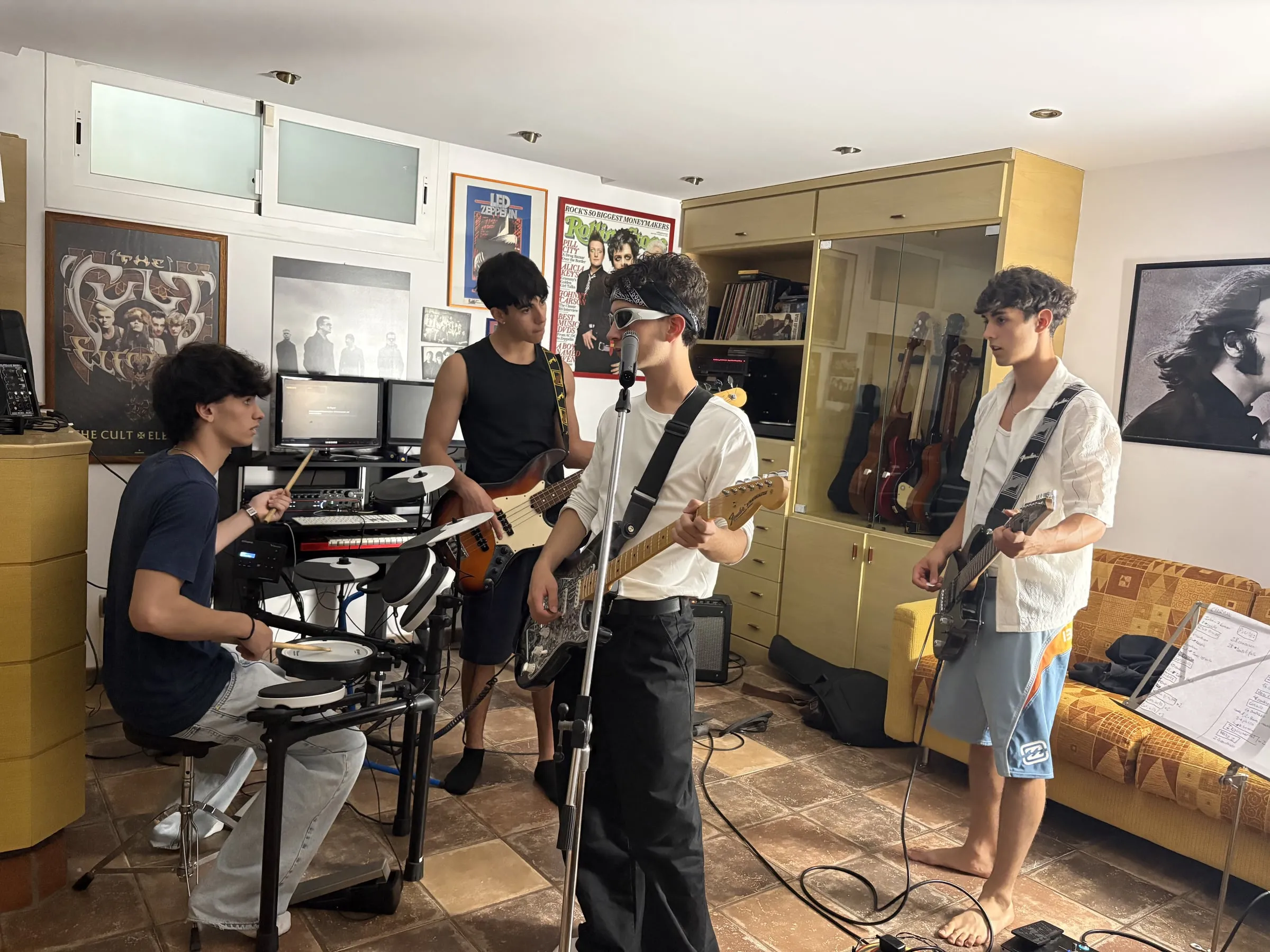 Kurakama ensayando en casa