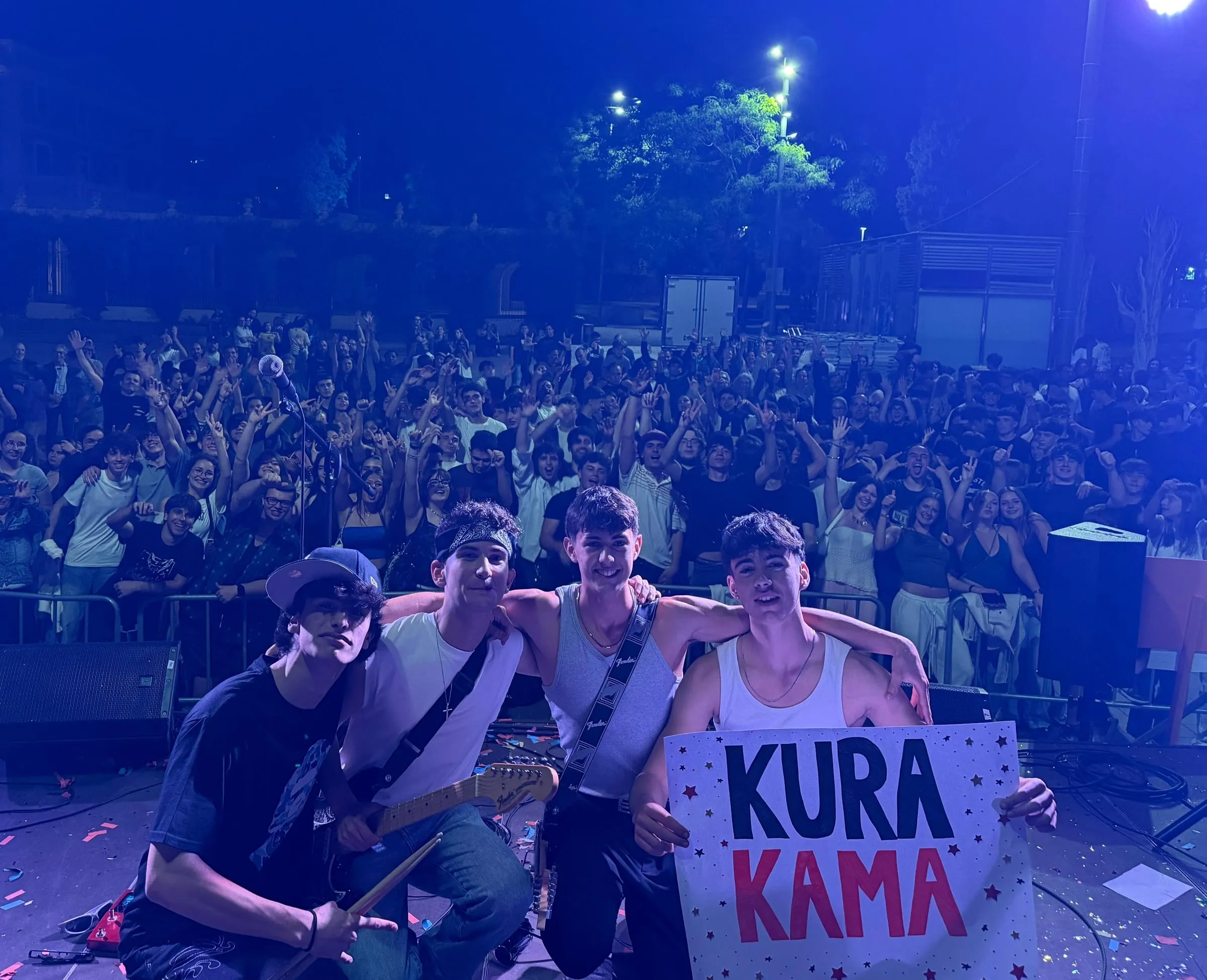 Kurakama al final del concierto de presentación de Dreamed Many Times, con el público detrás